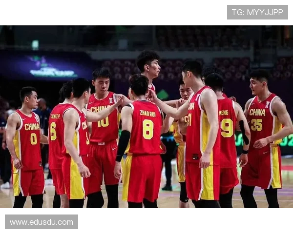 中国男篮力克澳大利亚晋级世界杯四强 赛后教练与球员共同庆祝胜利