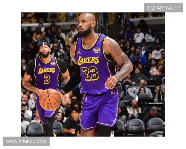 NBA赛季开局大波动 詹姆斯带队逆袭湖人展现强势表现