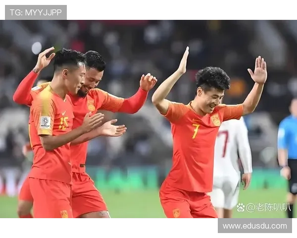 中国男篮力克澳大利亚晋级世界杯四强 赛后球员与教练团共同庆祝胜利