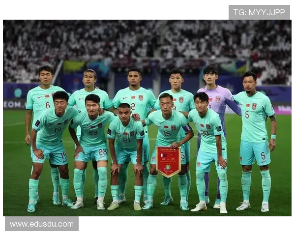 中国足球队备战亚洲杯全力冲刺 球员状态逐步回升 教练组制定详细战术方案