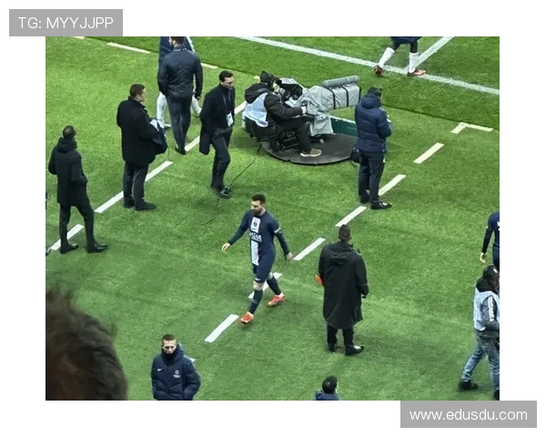 足球巨星梅西宣布离开巴黎圣日耳曼，转会消息引发全球球迷热议